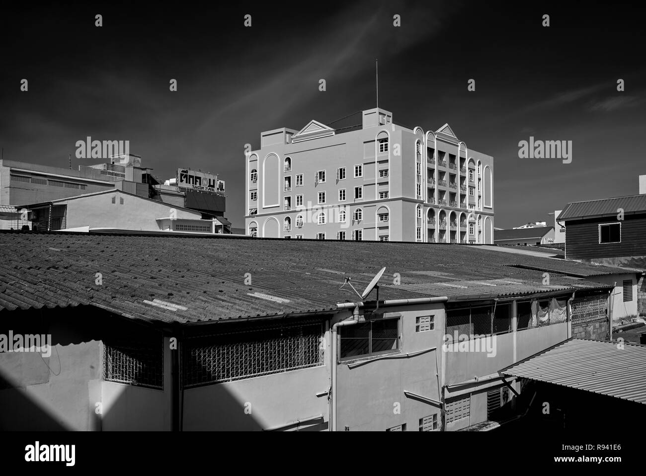 Stile di vita vivente di contrasto alto e moderno edificio di appartamenti contro quelle più povere tenement alloggiamento. La fotografia in bianco e nero Foto Stock