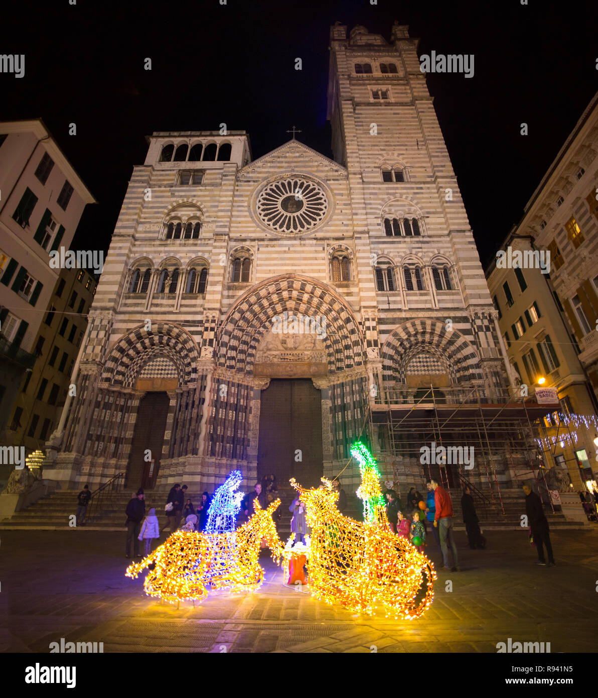 Genova, Italia, Dicembre 11, 2018 - Saint Lawrence (San Lorenzo) nella Cattedrale di Genova da notte con presepe illuminato con colore paglierino Foto Stock