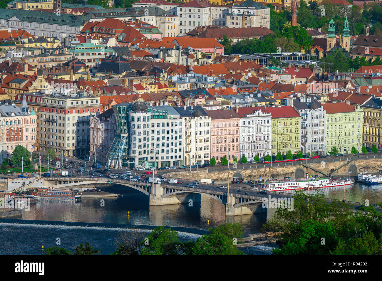 Antenna di Praga, vista di edifici lungo le Nove Mesto lato del fiume Vltava a Praga, inclusa la famosa Casa Danzante(centro), Praha, Repubblica Ceca Foto Stock