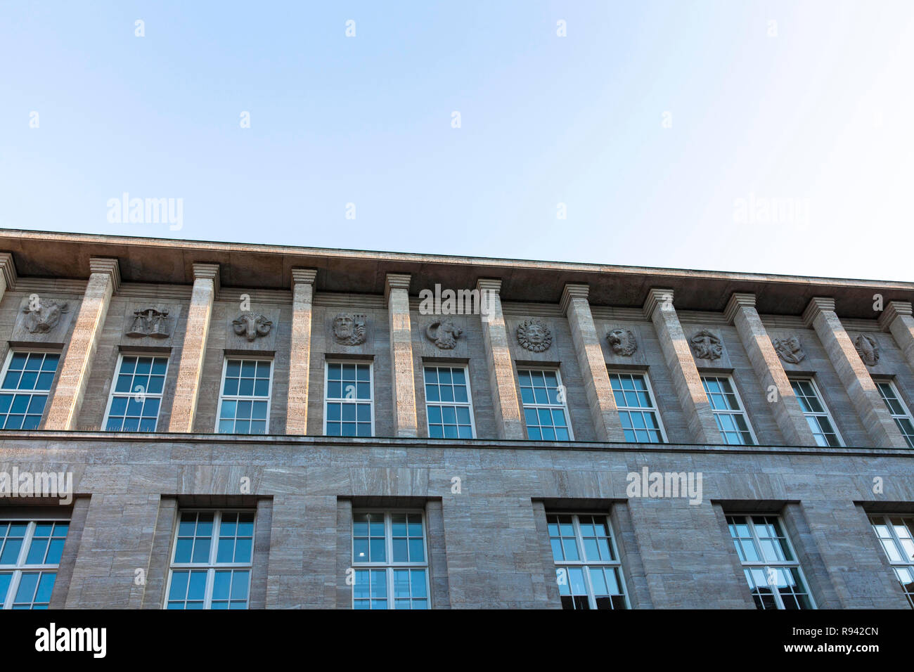 Segni zodiacali su una facciata di un edificio per uffici in Von-Werth Street nel quartiere frisone, Colonia, Germania. Sternzeichen un einem Buerogebaeude Foto Stock