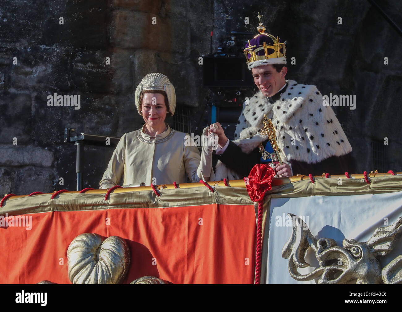 Olivia Colman, Josh O'Connor e Tobias Menzies film una scena per il dramma di Netflix a Caernarfon Castle. La regina presenta il recentemente investito il Principe di Galles al popolo Gallese dalla regina Eleonora's Gate. Dotato di: Olivia Colman, Josh O'Connor dove: Caernafon, Regno Unito quando: 18 Nov 2018 Credit: WENN.com Foto Stock