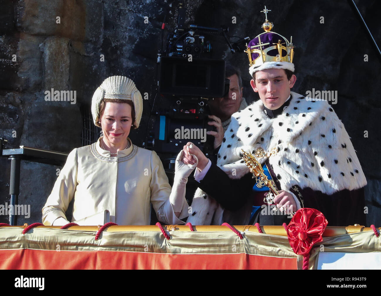 Olivia Colman, Josh O'Connor e Tobias Menzies film una scena per il dramma di Netflix a Caernarfon Castle. La regina presenta il recentemente investito il Principe di Galles al popolo Gallese dalla regina Eleonora's Gate. Dotato di: Olivia Colman, Josh O'Connor dove: Caernafon, Regno Unito quando: 18 Nov 2018 Credit: WENN.com Foto Stock