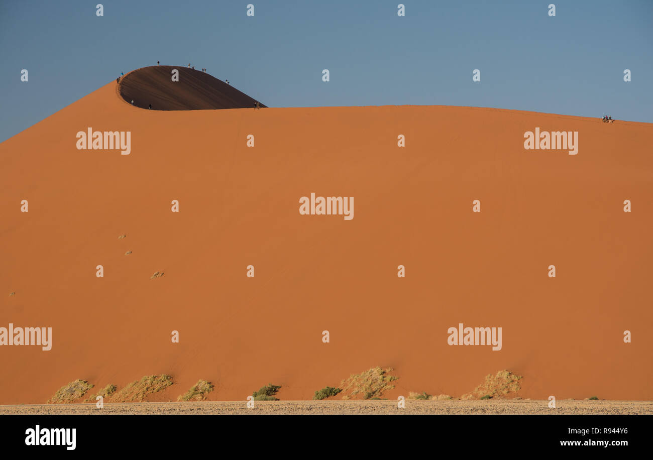 Piccolo popolo nel deserto paesaggio Foto Stock