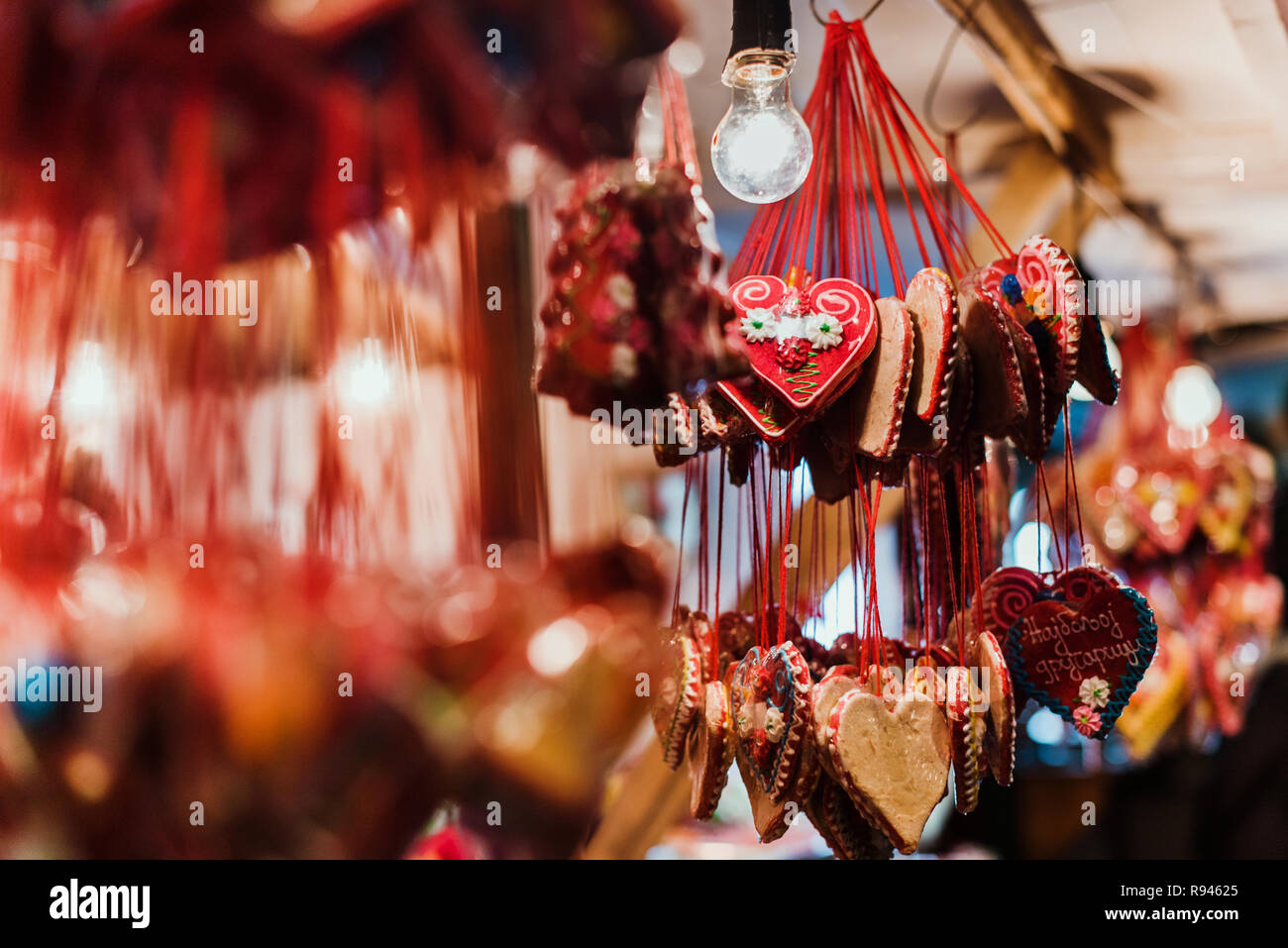 Gingerbread nel mercato di Natale chiosco Foto Stock