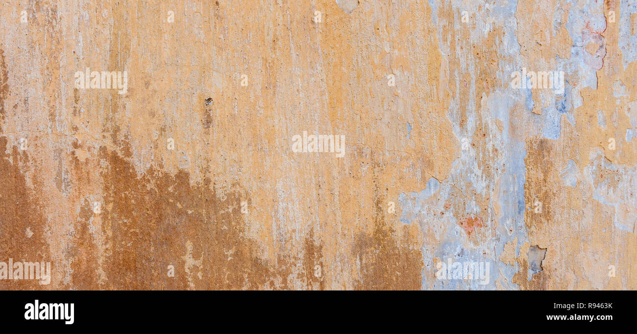 Vecchio incrinato Weathered Shabby intonacata parete pelati sfondo. Foto Stock
