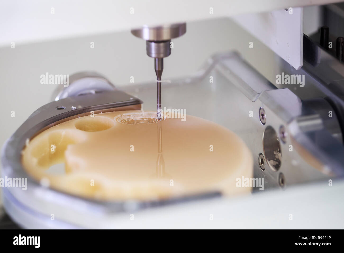 Close up foto di dental fresatrice. Dental fresatrice carving fuori forma dei denti umani Foto Stock