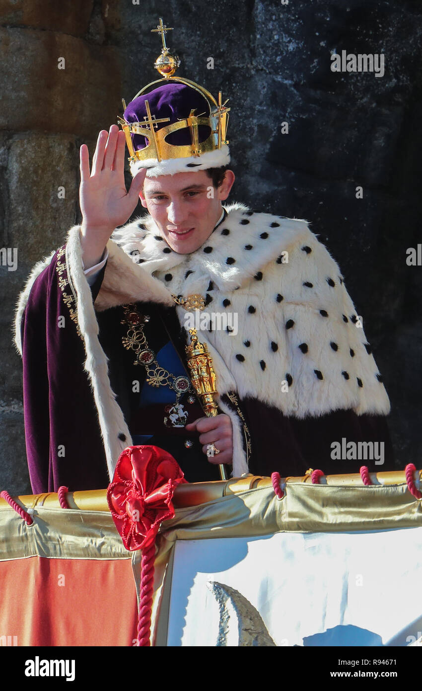 Olivia Colman, Josh O'Connor e Tobias Menzies film una scena per il dramma di Netflix a Caernarfon Castle. La regina presenta il recentemente investito il Principe di Galles al popolo Gallese dalla regina Eleonora's Gate. Dotato di: Josh O'Connor dove: Caernafon, Regno Unito quando: 18 Nov 2018 Credit: WENN.com Foto Stock