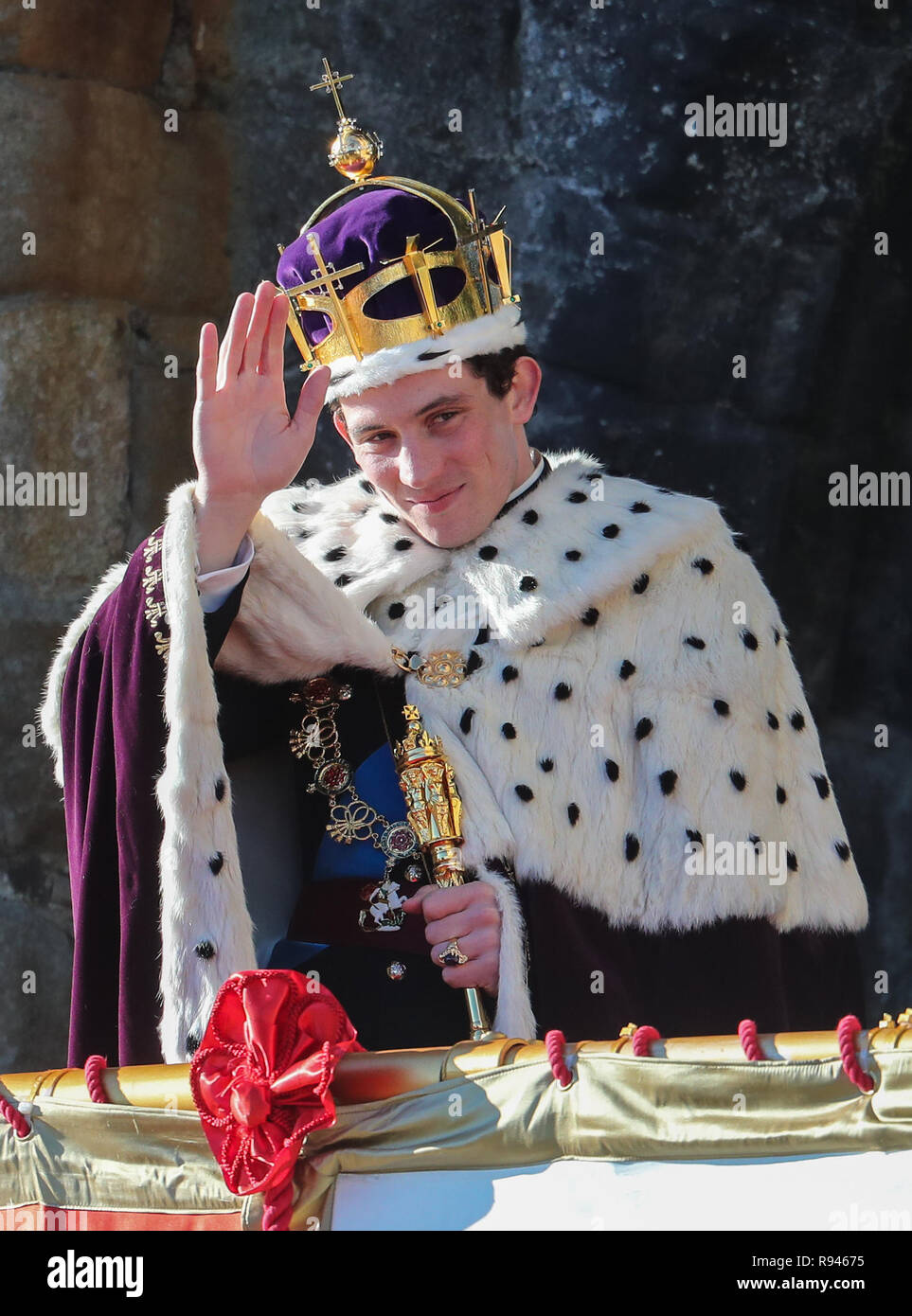 Olivia Colman, Josh O'Connor e Tobias Menzies film una scena per il dramma di Netflix a Caernarfon Castle. La regina presenta il recentemente investito il Principe di Galles al popolo Gallese dalla regina Eleonora's Gate. Dotato di: Josh O'Connor dove: Caernafon, Regno Unito quando: 18 Nov 2018 Credit: WENN.com Foto Stock