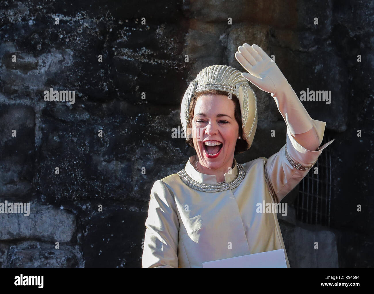 Olivia Colman, Josh O'Connor e Tobias Menzies film una scena per il dramma di Netflix a Caernarfon Castle. La regina presenta il recentemente investito il Principe di Galles al popolo Gallese dalla regina Eleonora's Gate. Dotato di: Olivia Colman dove: Caernafon, Regno Unito quando: 18 Nov 2018 Credit: WENN.com Foto Stock