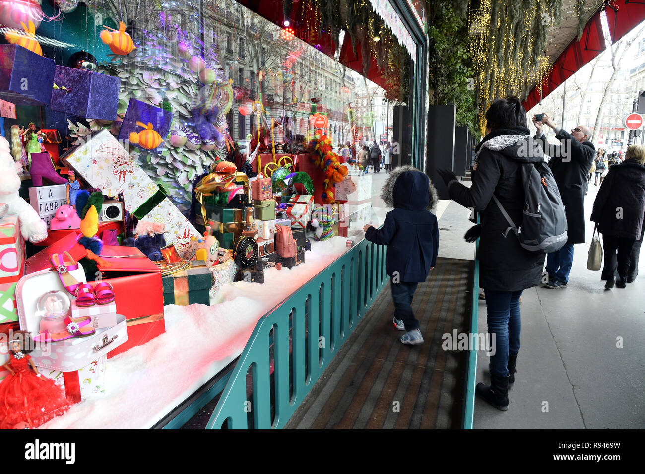 Galeries Lafayette le vetrine di Natale - Bd Haussmann - Parigi - Francia Foto Stock