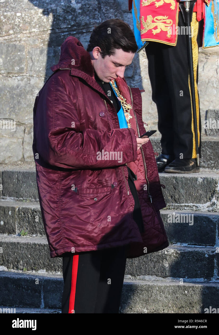 Olivia Colman, Josh O'Connor e Tobias Menzies film una scena per il dramma di Netflix a Caernarfon Castle. La regina presenta il recentemente investito il Principe di Galles al popolo Gallese dalla regina Eleonora's Gate. Dotato di: Josh O'Connor dove: Caernafon, Regno Unito quando: 18 Nov 2018 Credit: WENN.com Foto Stock