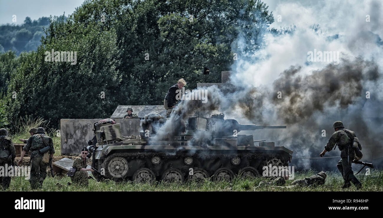 Equipaggio di serbatoio di fuggire dalla combustione Panzer III Foto Stock
