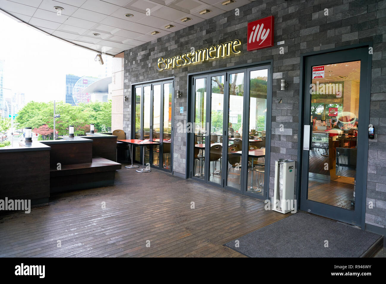 SEOUL, Corea del Sud - circa maggio, 2017: Espressamente Illy a Seul Foto Stock