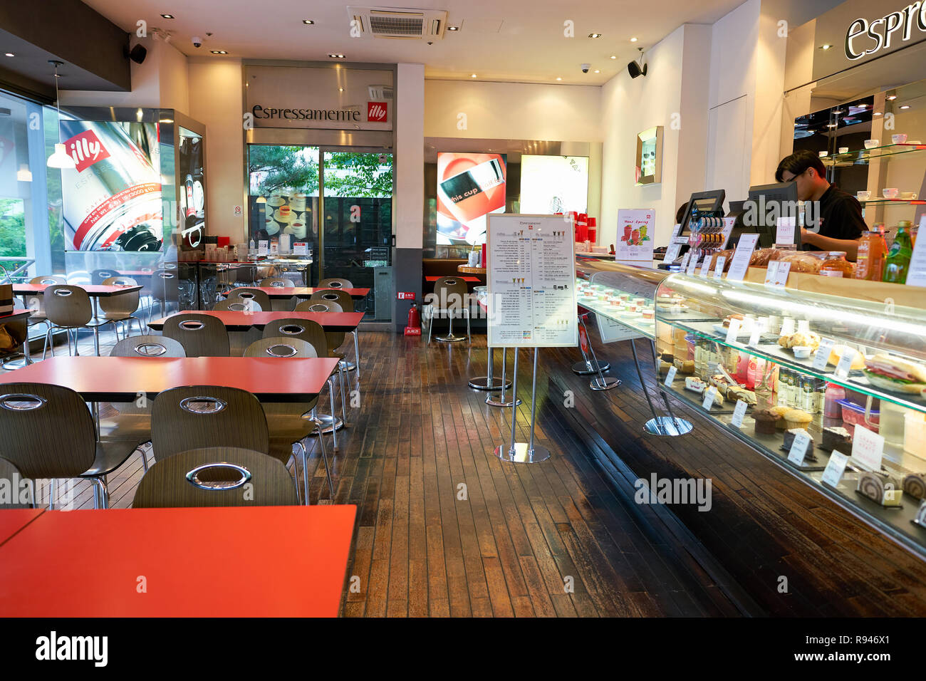 SEOUL, Corea del Sud - circa maggio, 2017: all'interno Espressamente Illy a Seul Foto Stock