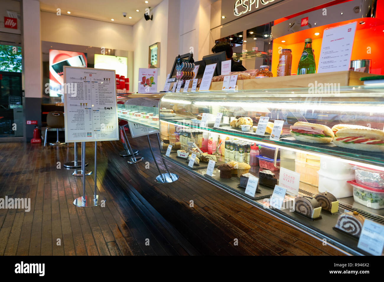 SEOUL, Corea del Sud - circa maggio, 2017: all'interno Espressamente Illy a Seul Foto Stock