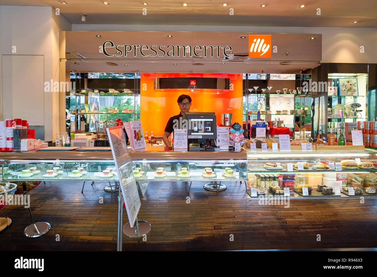 SEOUL, Corea del Sud - circa maggio, 2017: all'interno Espressamente Illy a Seul Foto Stock