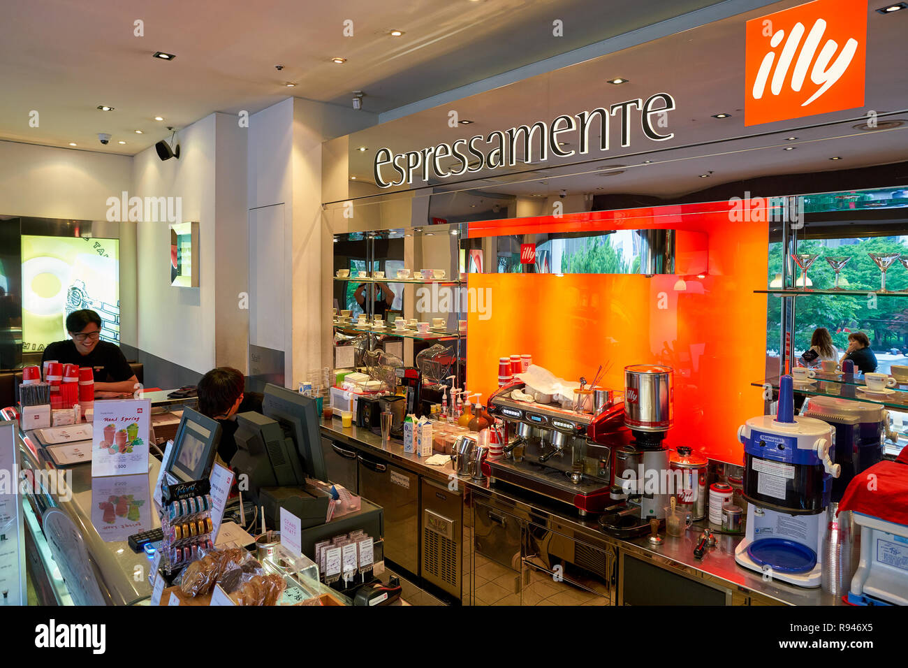 SEOUL, Corea del Sud - circa maggio, 2017: all'interno Espressamente Illy a Seul Foto Stock