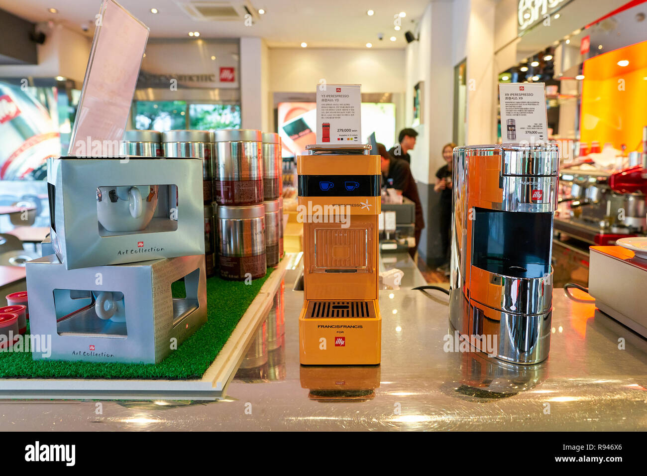 SEOUL, Corea del Sud - circa maggio, 2017: merci sul display a Espressamente Illy in Seoul. Foto Stock