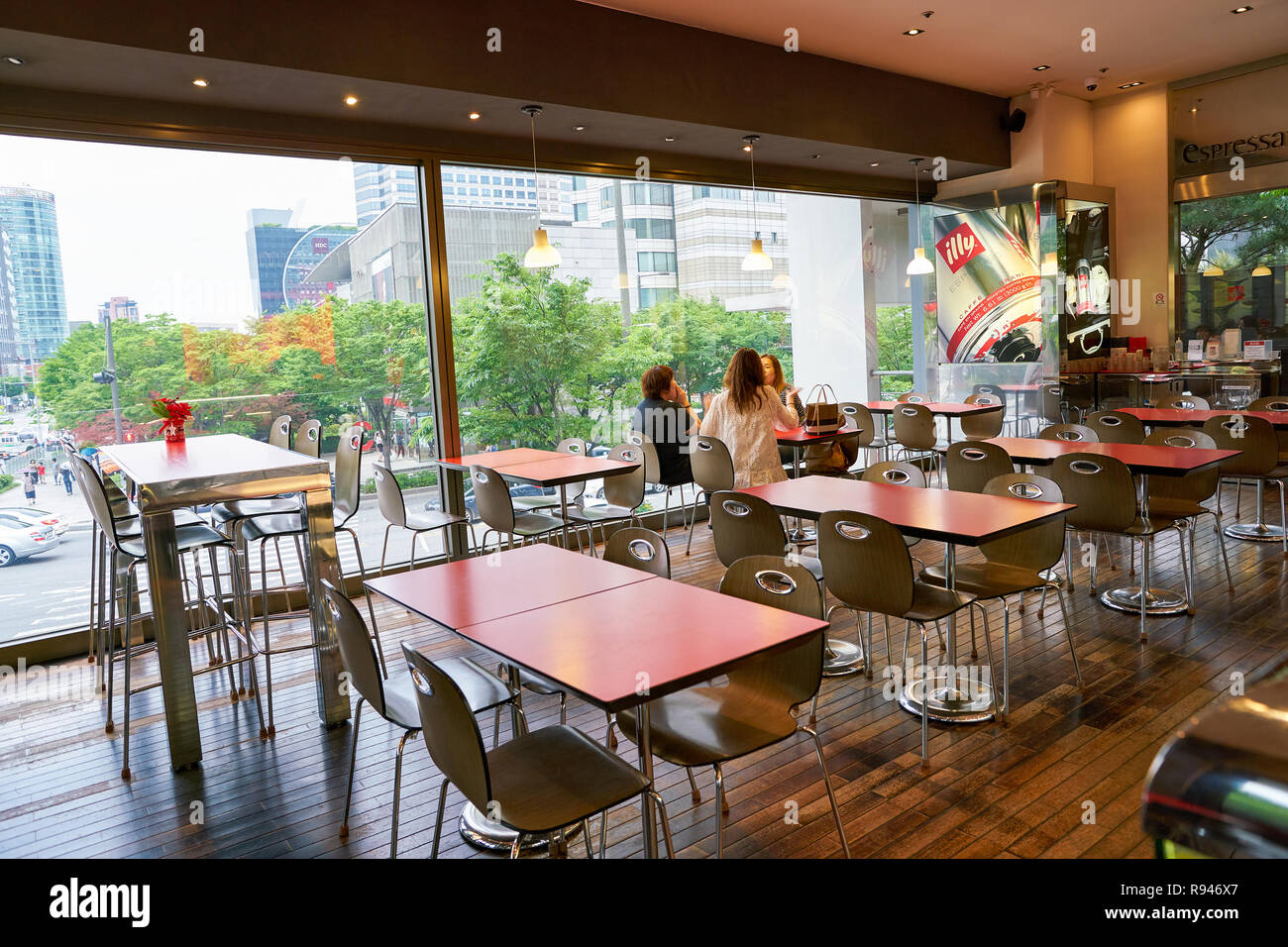 SEOUL, Corea del Sud - circa maggio, 2017: all'interno Espressamente Illy a Seul Foto Stock