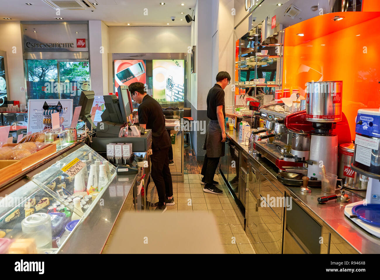 SEOUL, Corea del Sud - circa maggio, 2017: all'interno Espressamente Illy a Seul Foto Stock