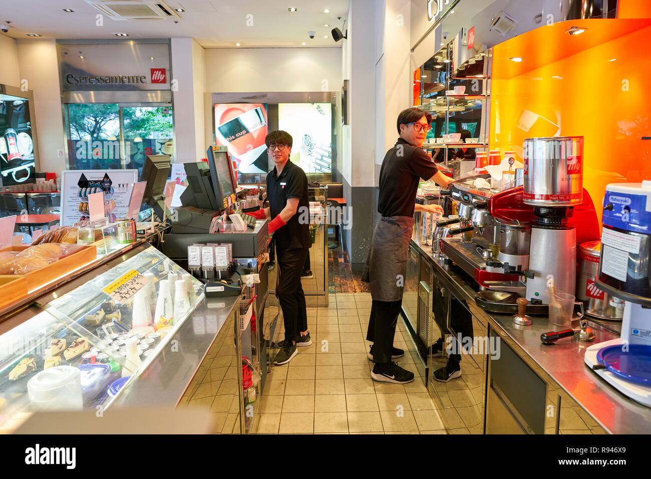 SEOUL, Corea del Sud - circa maggio, 2017: all'interno Espressamente Illy a Seul Foto Stock