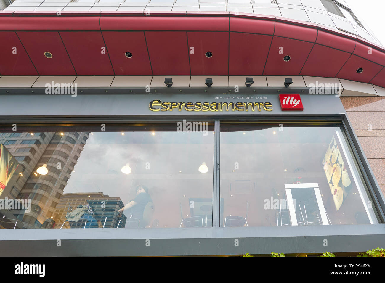 SEOUL, Corea del Sud - circa maggio, 2017: Espressamente Illy a Seul Foto Stock