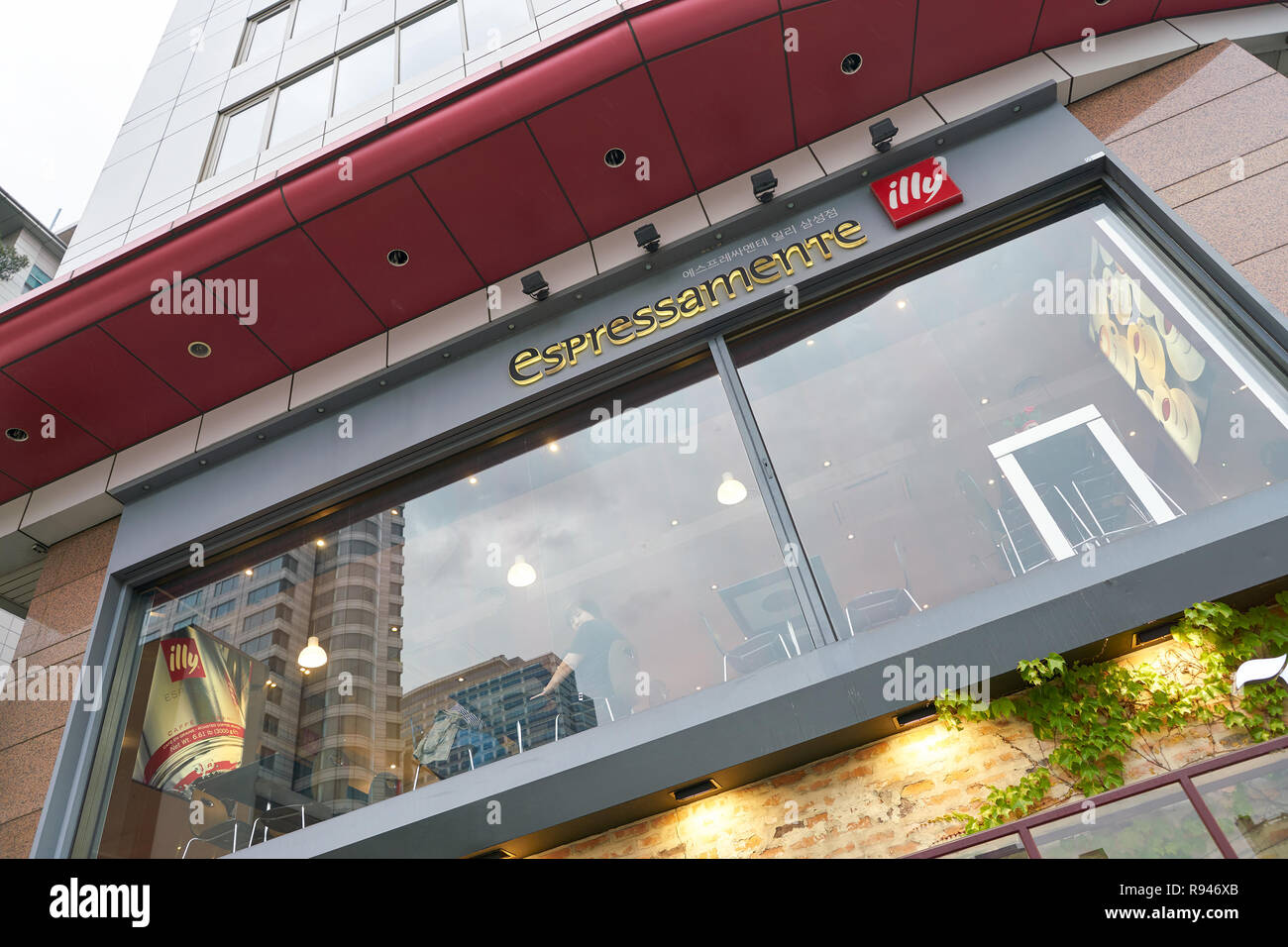 SEOUL, Corea del Sud - circa maggio, 2017: Espressamente Illy a Seul Foto Stock