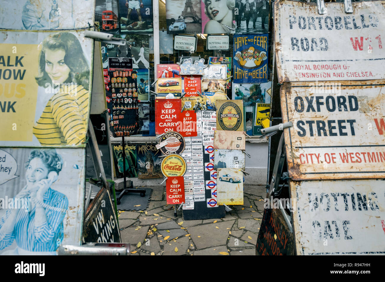 Segni Vintage in vendita su Portobello Road Foto Stock