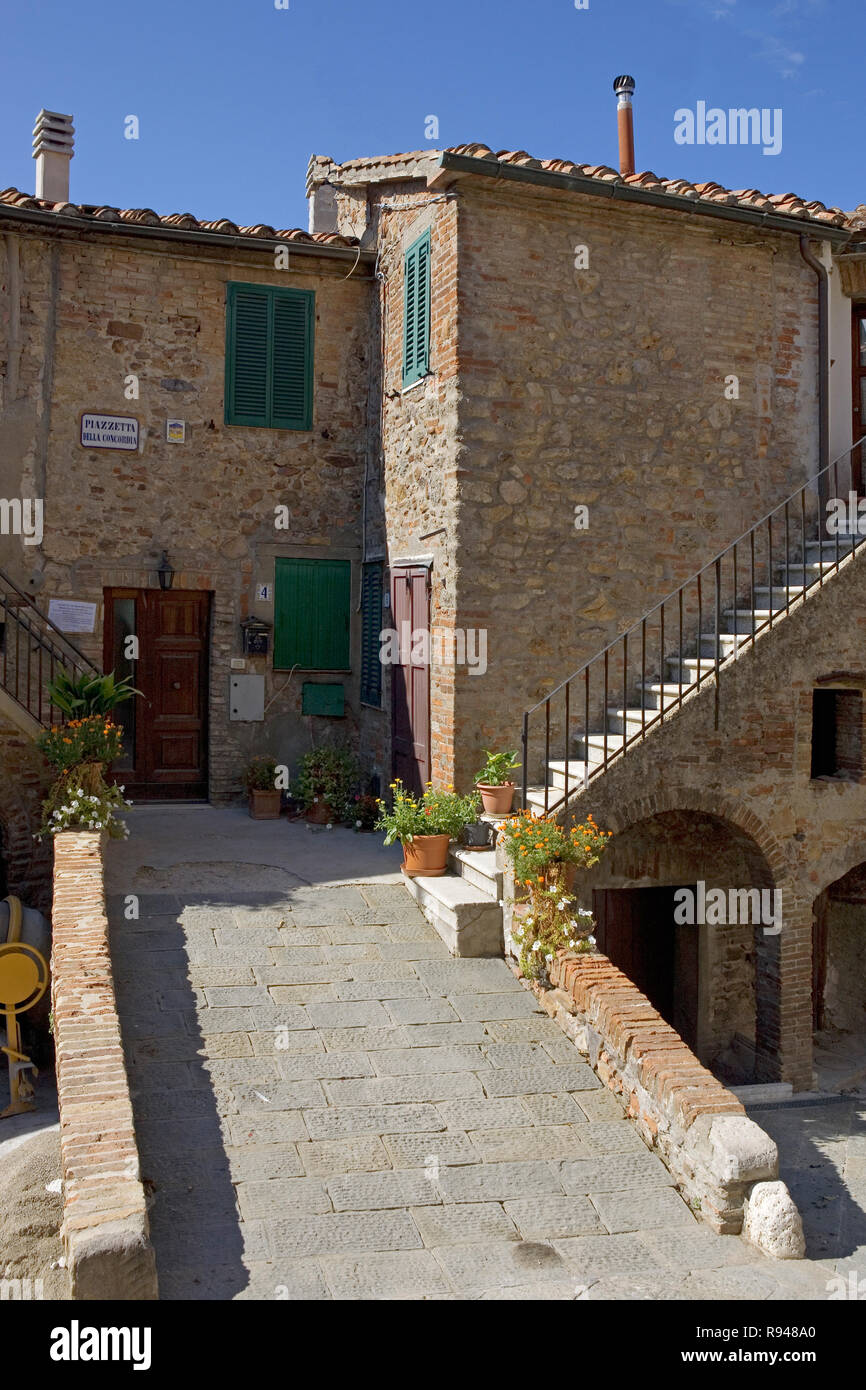 Un angolo di tranquillità, Piazzetta della Concordia, Monticiano, Toscana Foto Stock