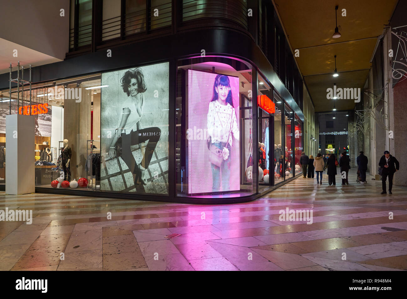 Milano, Italia - circa novembre, 2017: Guess store a Milano. Indovinare è  un americano di abbigliamento di marca e rivenditore Foto stock - Alamy