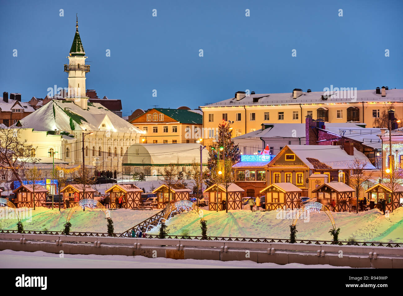 Kazan, Russia - 3 Gennaio 2015: Fiera di Natale in Old-Tatar sloboda. Santa Claus, Ded Moroz e Kysh Babay sono in attesa per i bambini qui Foto Stock