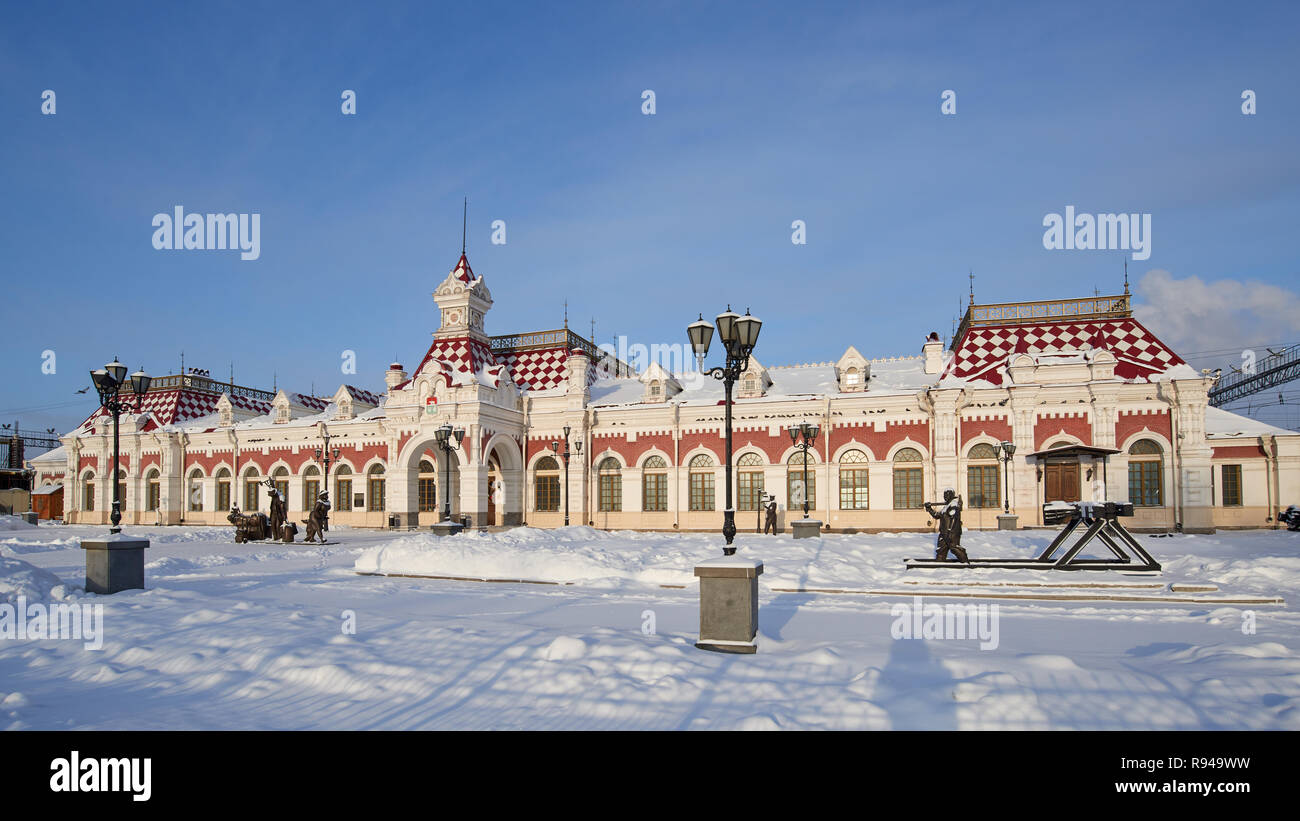 Ekaterinburg, Russia - 1 Gennaio 2015: scultura di passeggeri di fronte al Museo di Storia della Scienza e tecnica di Sverdlovsk railway Foto Stock
