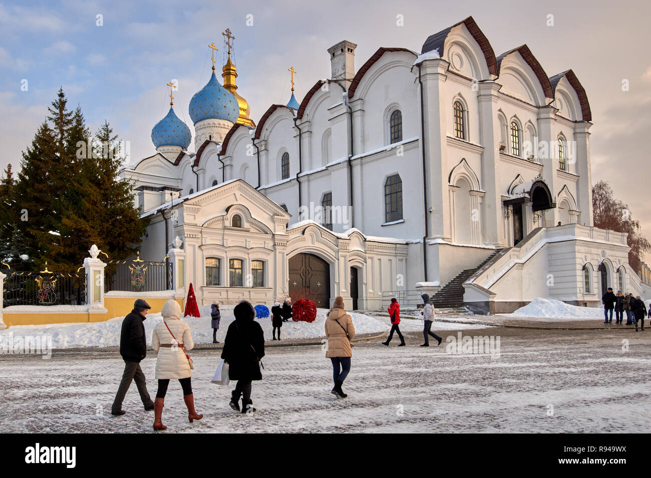Kazan, Russia - 4 Gennaio 2015: Le persone sotto la cattedrale dell'Annunciazione del Cremlino di Kazan'. Costruito nel 1555-1562, è federale patrimonio elencati Foto Stock
