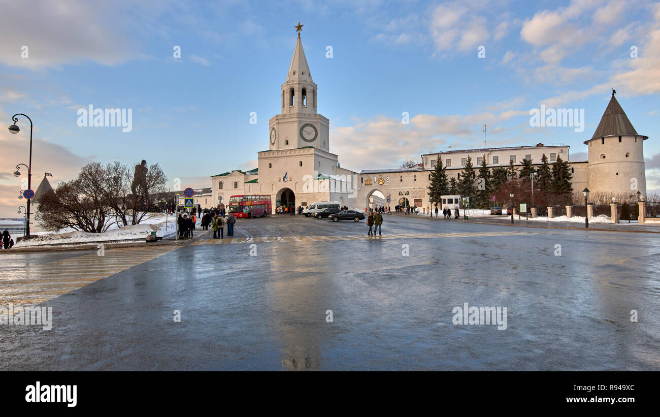 Kazan, Russia - Gennaio 4, 2015: autobus turistici e turisti il 1 maggio piazza contro la torre Spasskaya del Cremlino di Kazan. Costruito nel 1550s, è Foto Stock