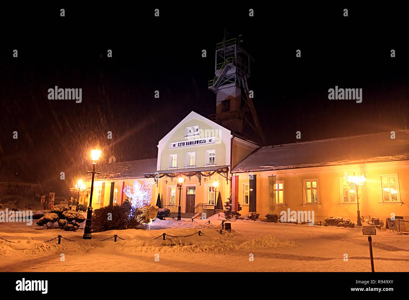 Costruzione di miniere di sale di Wieliczka in Polonia meridionale illuminato da luci della sera nevicava, Wieliczka, vicino a Cracovia in Polonia Foto Stock