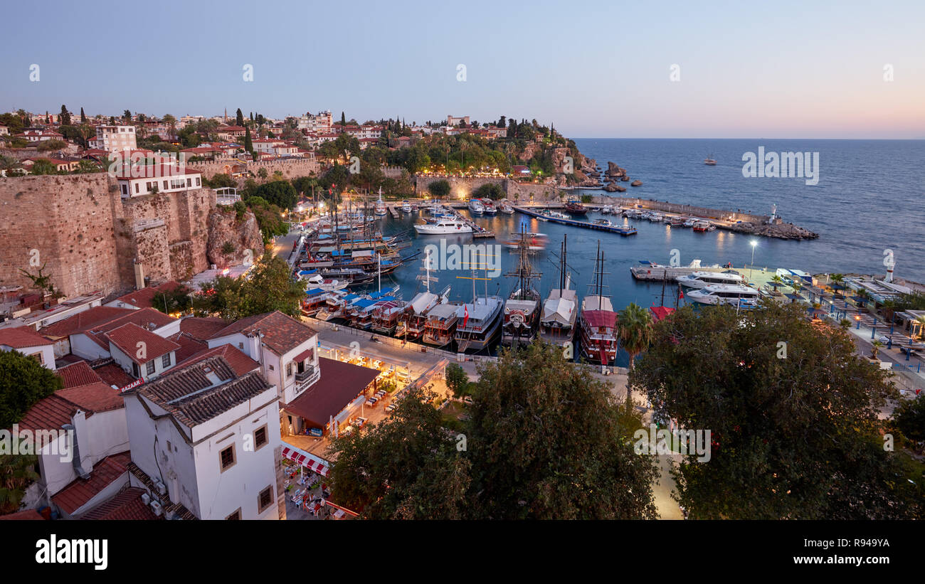 Antalya, Turchia - 5 Ottobre 2017: yacht e barche di viaggio nel porto di Antalya. La porta è circondato da mura erette in epoca bizantina Foto Stock