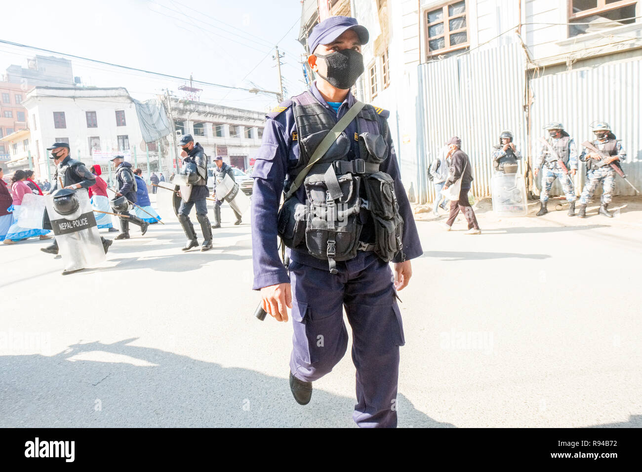 La polizia di tumulto marcia su strade del Nepal città capitale Kathmandu Foto Stock