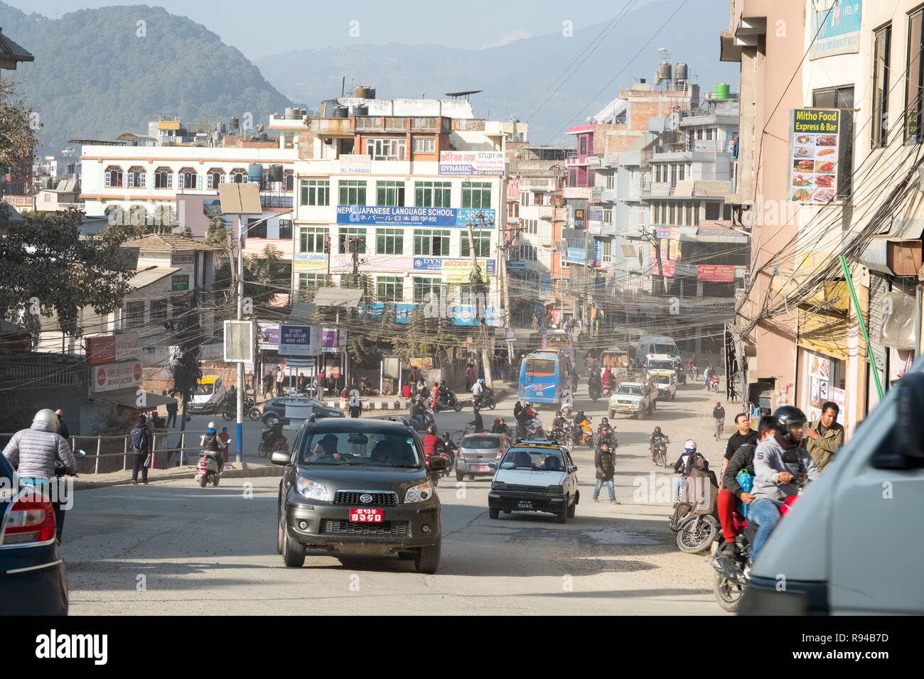 Il traffico su le polverose vie di Kathmandu, Nepal Foto Stock