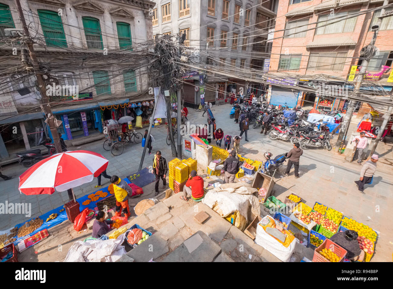 Crocevia di occupato nella città vecchia di Kathmandu, Nepal con una massa di cavi aerei Foto Stock