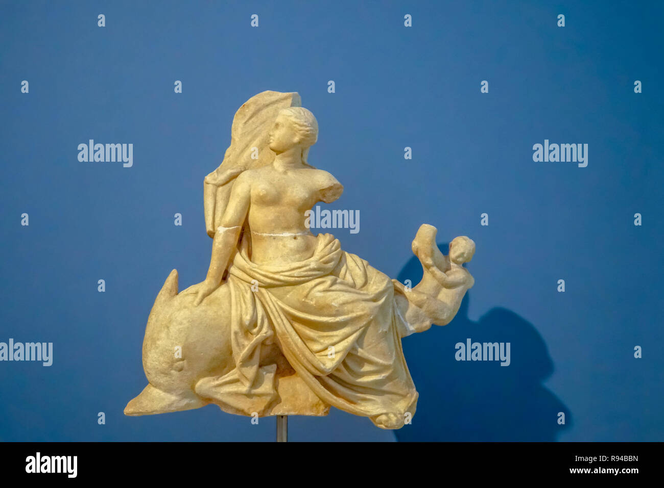 Statuetta di Afrodite a cavallo di un delfino Museo Archeologico di Thasos è un museo situato in Limenas sull isola di Thasos, est della Macedonia, Grecia Foto Stock