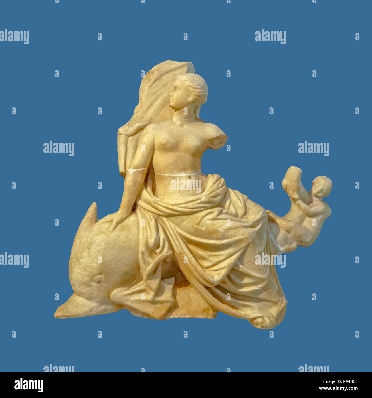 Statuetta di Afrodite a cavallo di un delfino Museo Archeologico di Thasos è un museo situato in Limenas sull isola di Thasos, est della Macedonia, Grecia Foto Stock