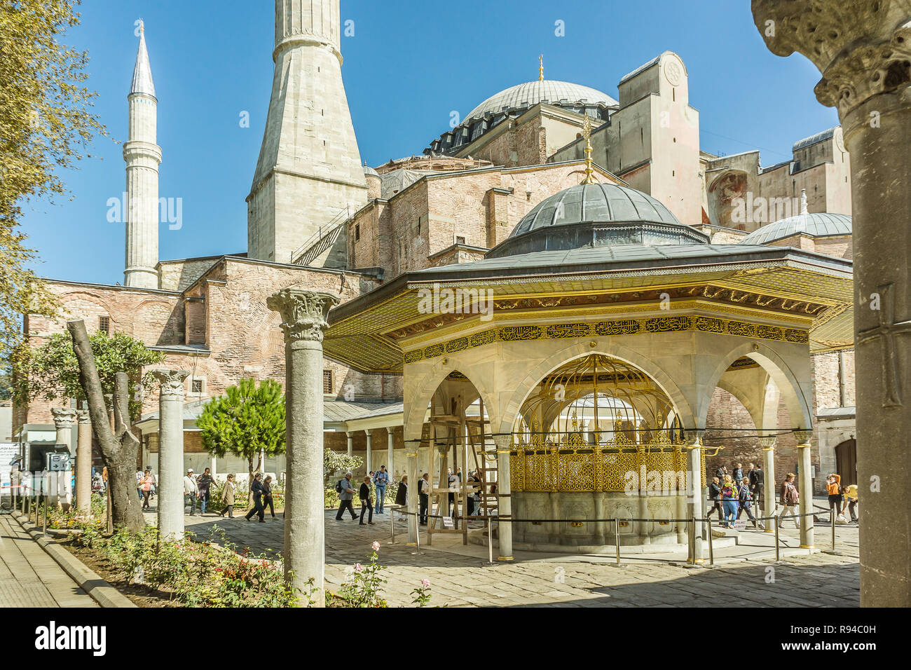 Abluzione fontana, Sardivan all'Hagia Sofia, costruito nel 1740 dal Sultano Mahmut I, Istanbul, 8 ottobre 2013 Foto Stock