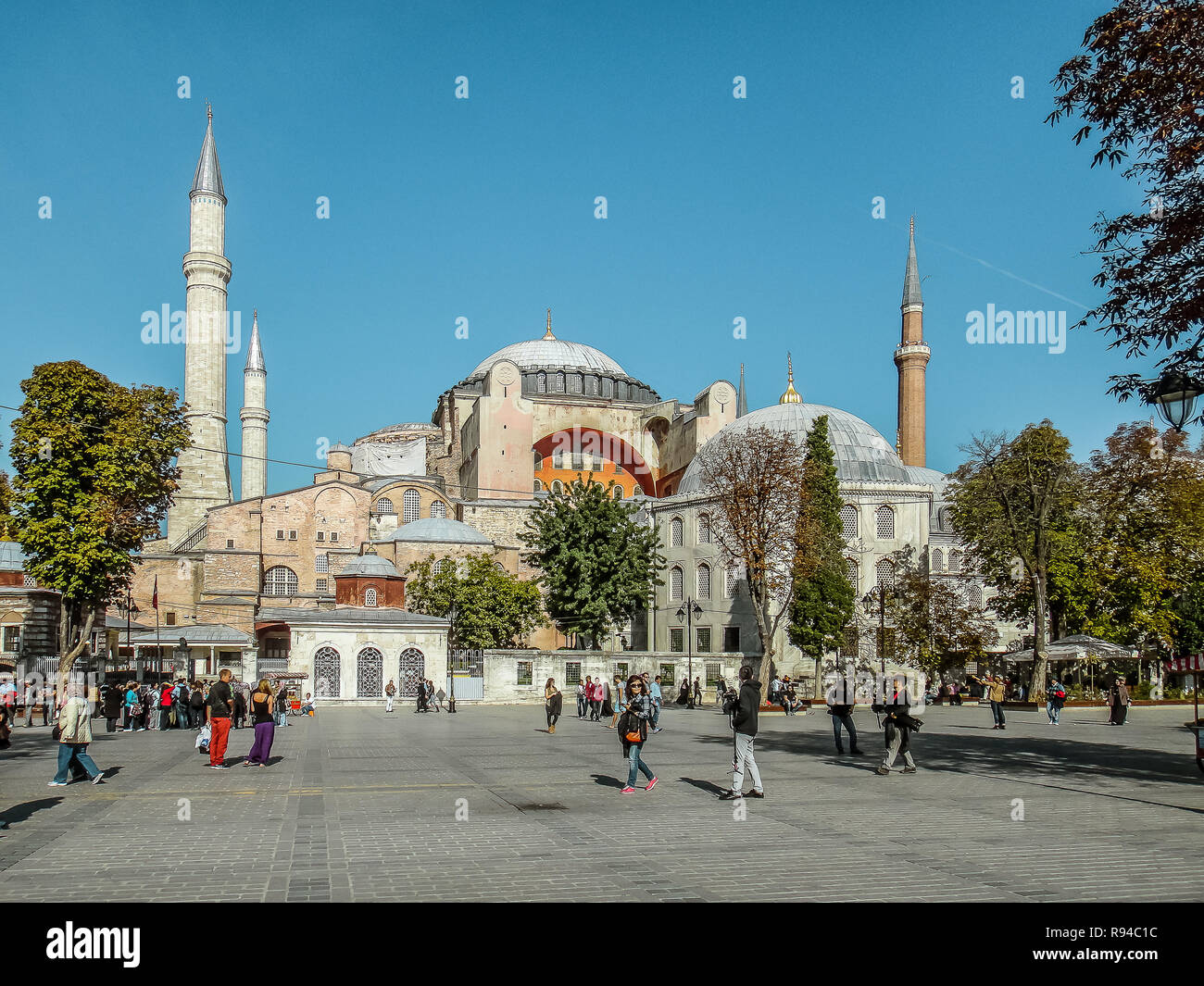 I turisti di fronte alla famosa Basilica di Santa Sofia e la sua grande cupola contro il cielo blu, Istanbul, Turchia, Ottobre 9, 2013 Foto Stock
