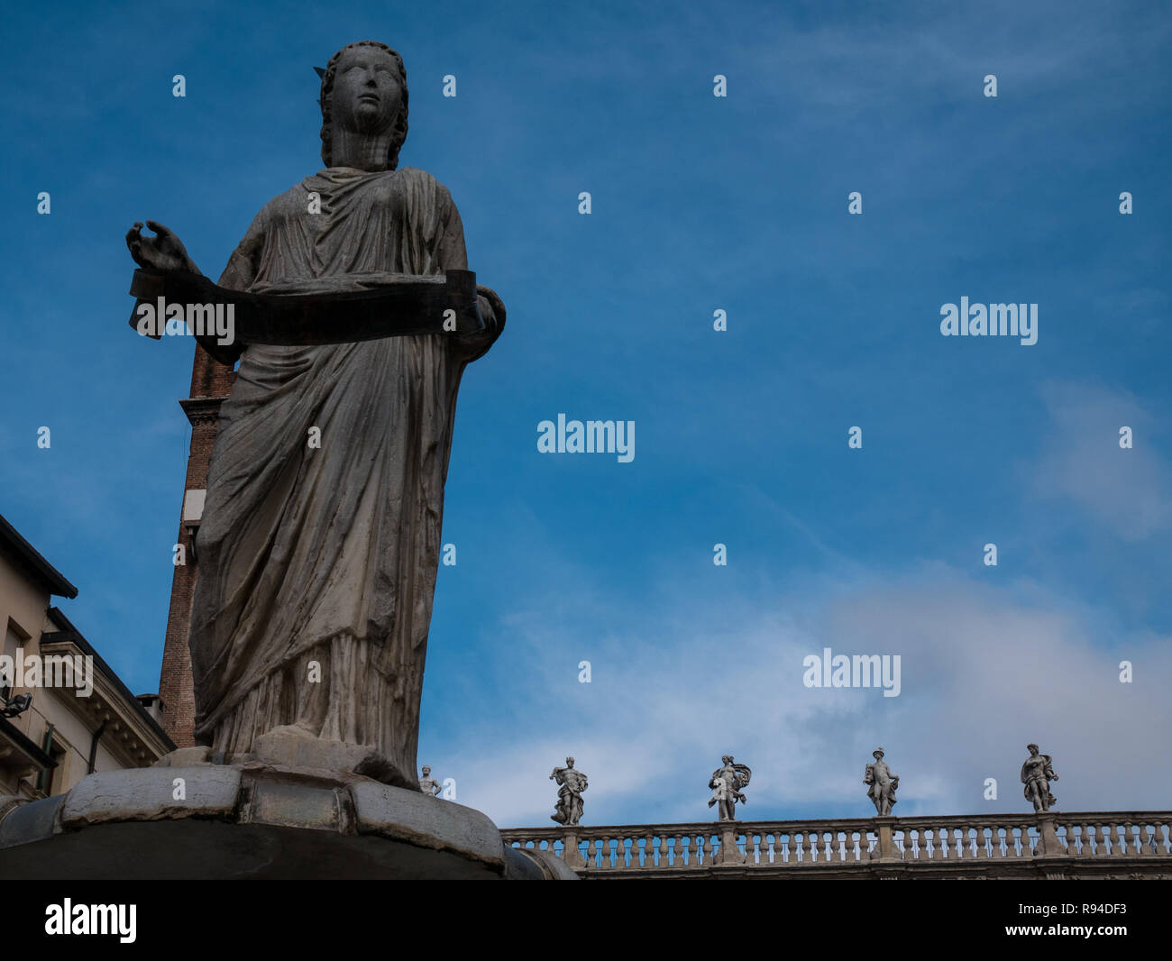 Fontana della Madonna in Piazza delle Erbe a Verona, città di amore e romanticismo ideale per coppie Foto Stock