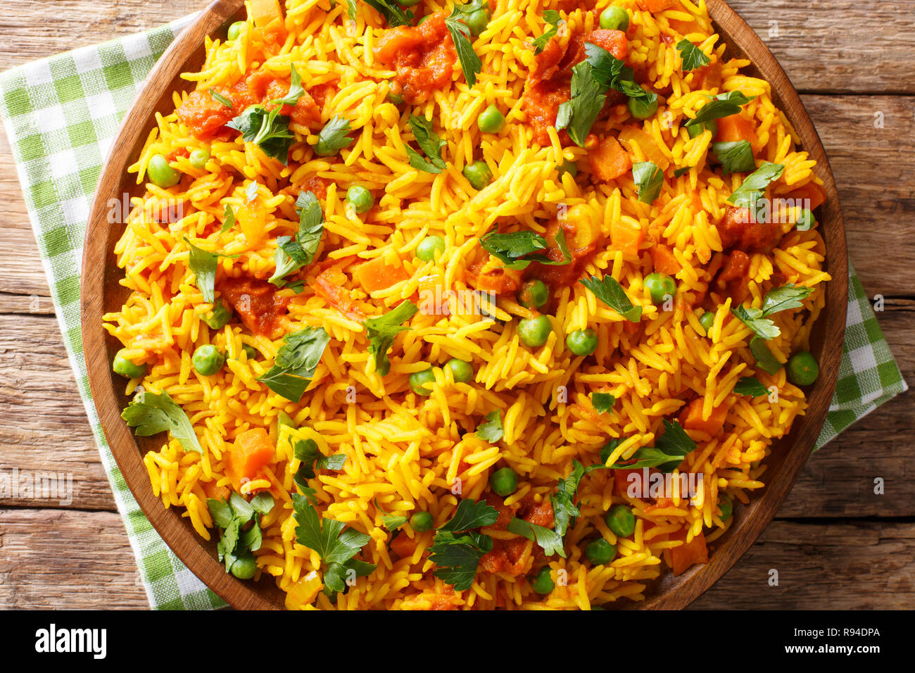 Vegetariano riso indiano con verdure close-up su una piastra sul tavolo. Parte superiore orizzontale vista da sopra, stile rustico Foto Stock