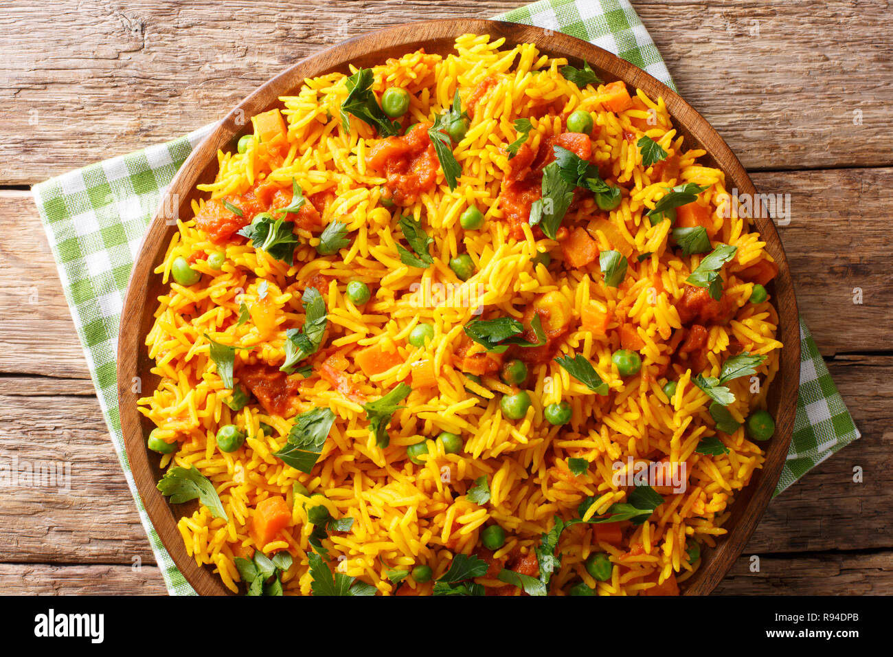 Tawa Pulao è un popolare di Mumbai il cibo di strada del riso con spezie e verdure close-up su una piastra. parte superiore orizzontale vista da sopra Foto Stock