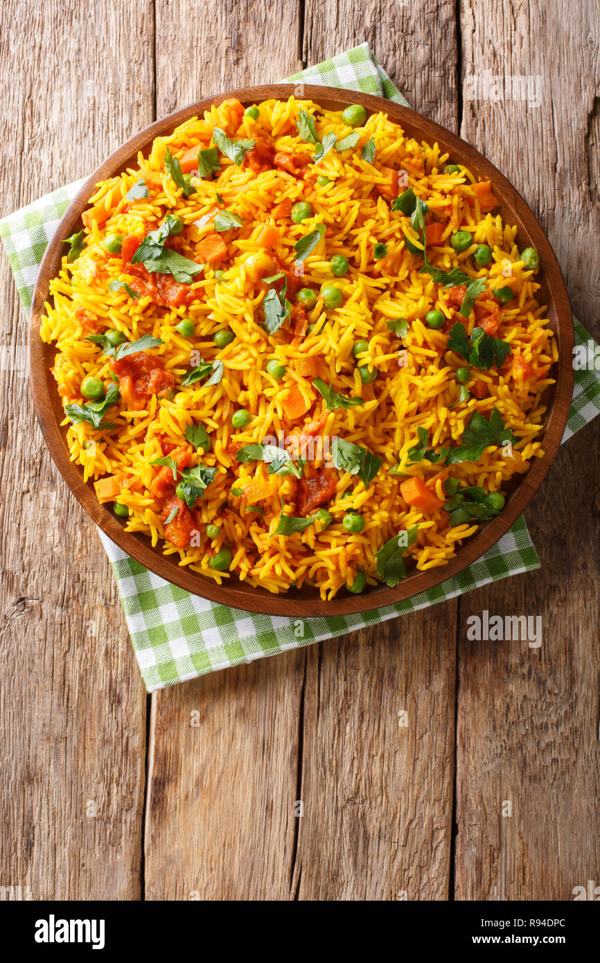Il cibo indiano Tawa Pulao riso con spezie e verdure close-up su una piastra. Verticale in alto vista da sopra Foto Stock
