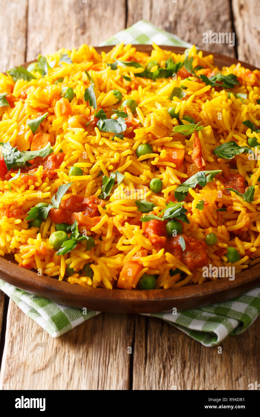 Il cibo indiano Tawa Pulao riso con spezie e verdure close-up su una piastra verticale. Foto Stock