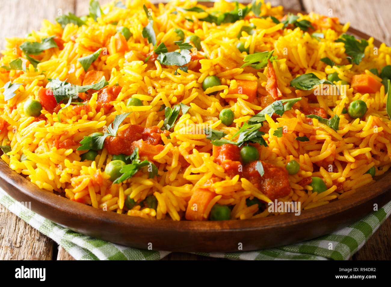 Riso piccante Mumbai Tawa Pulao con verdure close-up su una piastra orizzontale. Foto Stock