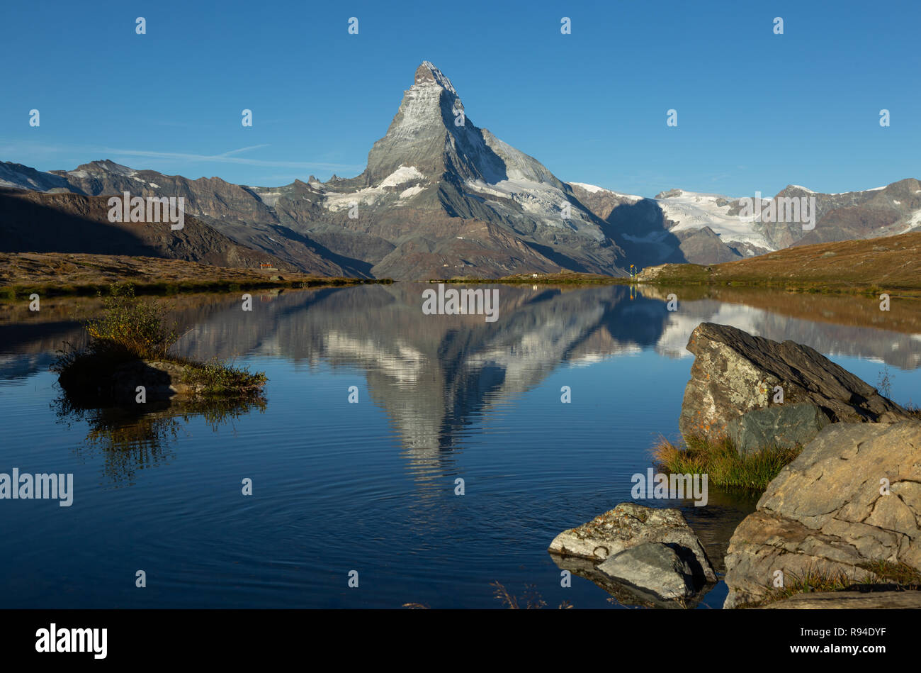 Il Cervino riflesso nel Stellisee durante le estati una mattina. Zermatt, Svizzera. Foto Stock
